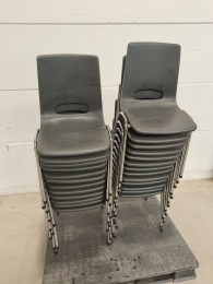 36 chaises en plastique